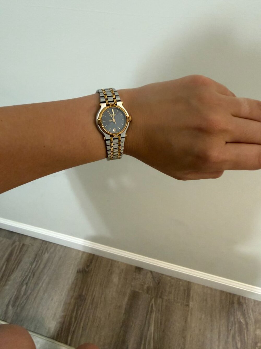 Authentic Gucci 9000L Two Tone Womens Watch - Picture 4 of 6